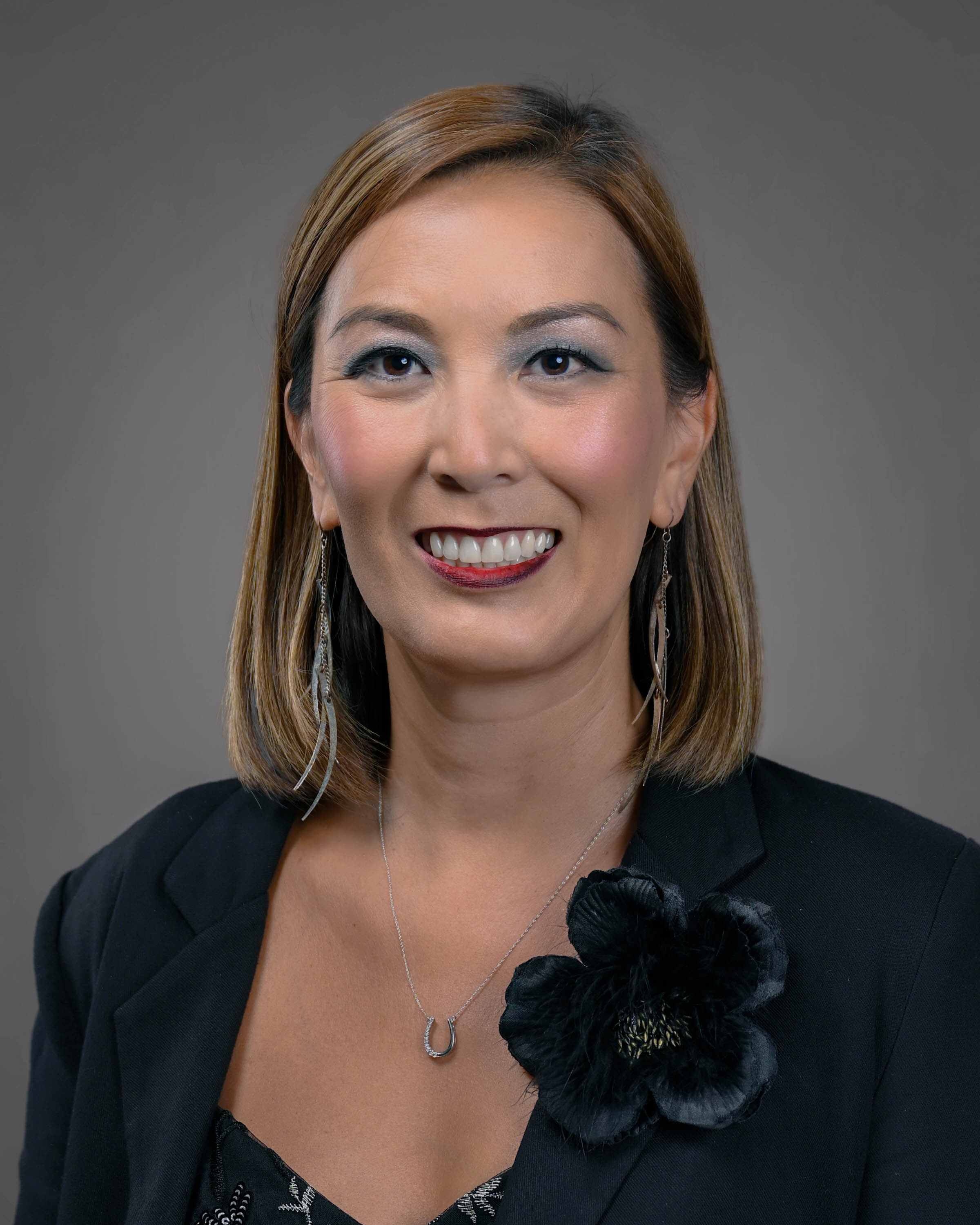 Smiling lady with shoulder lenght light and dark brown hair
